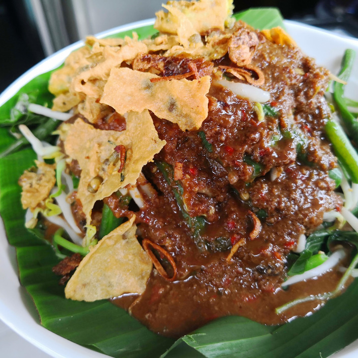 Lontong Pecel Telur Dadar/Ceplok + Es Teh