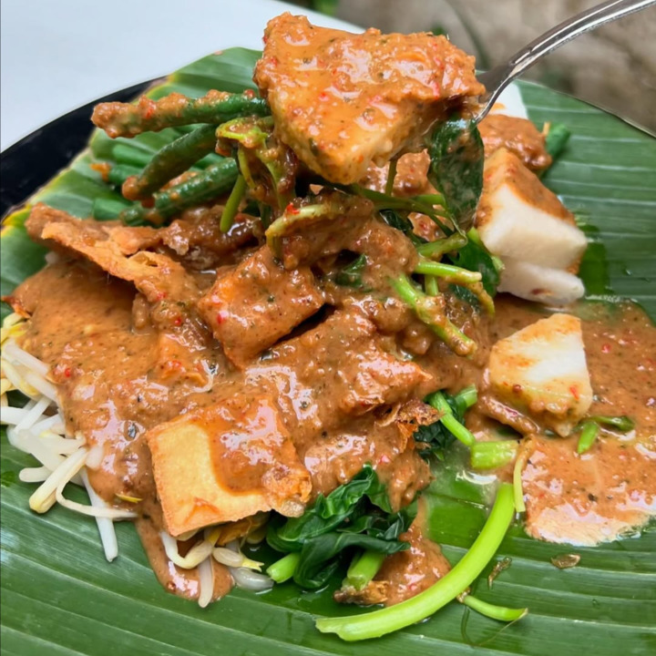 Lontong Pecel Telur Double Dadar