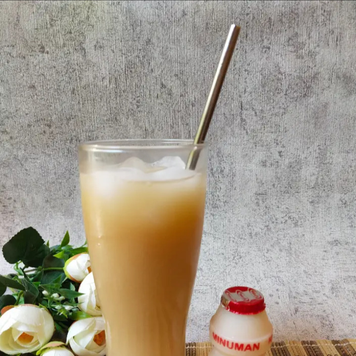 Es Teh Yakult Segar dengan Sensasi Manis Asam